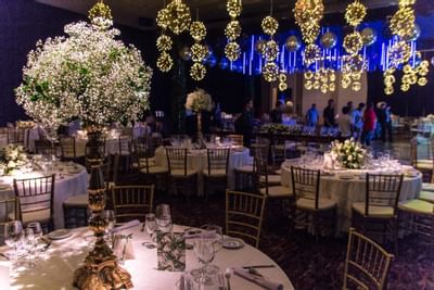 Mesas de banquete florais no Grand Salon no Iguazu Grand Resort