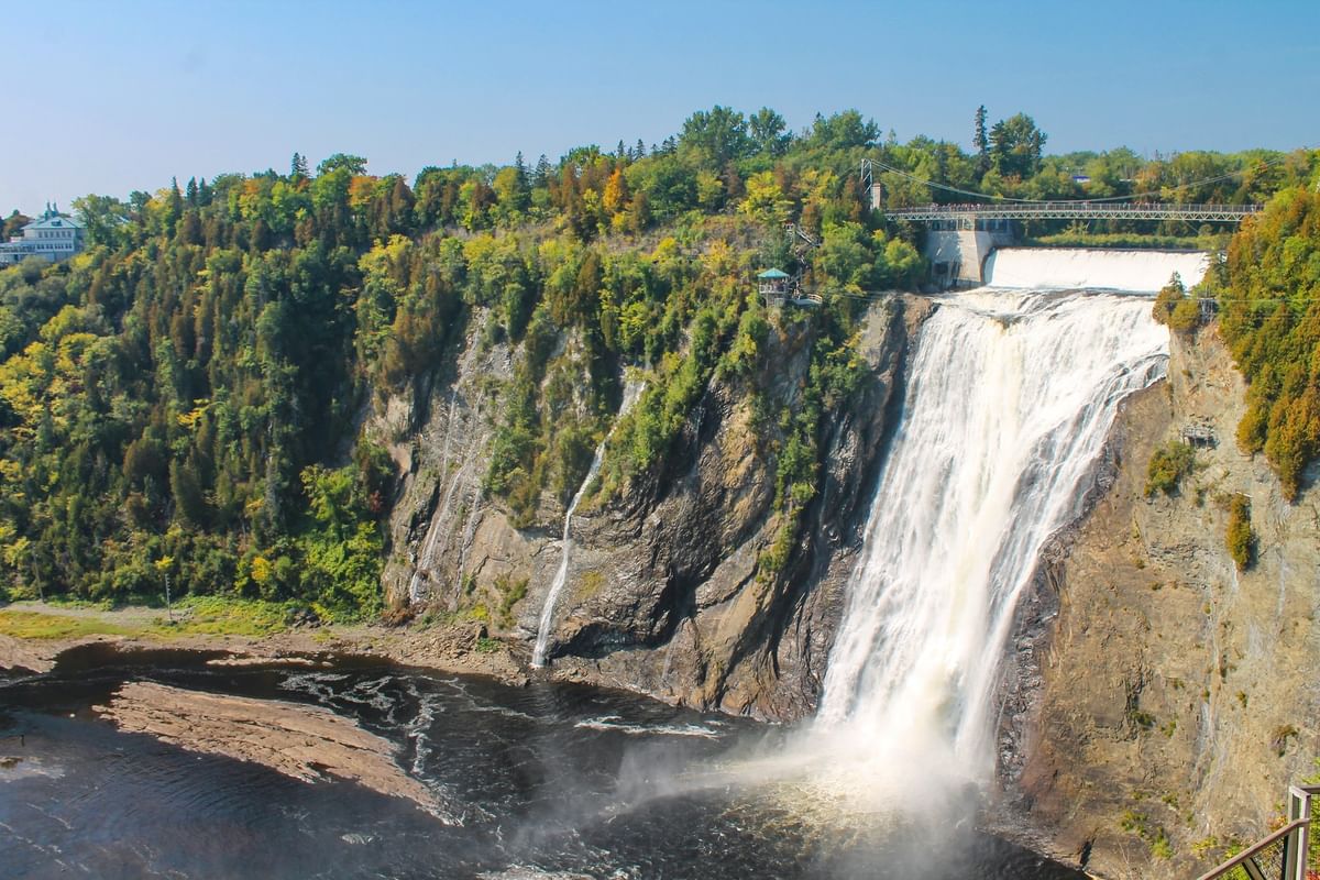 Chute Montmorency avec des arbres et un pont suspendu à Warwick Le Crystal Montreal