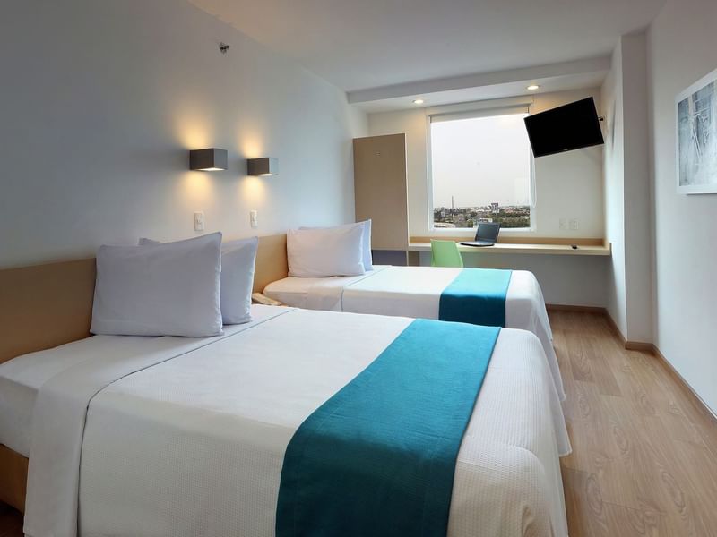 Habitación accesible con ventanas abiertas en One Hotels