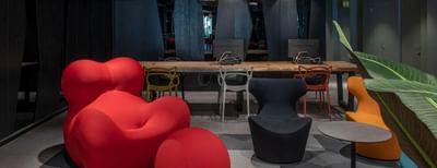 Modern workspace with ergonomic chairs and a long wooden table at Hotel Nodo, one of the best hotels in Providencia