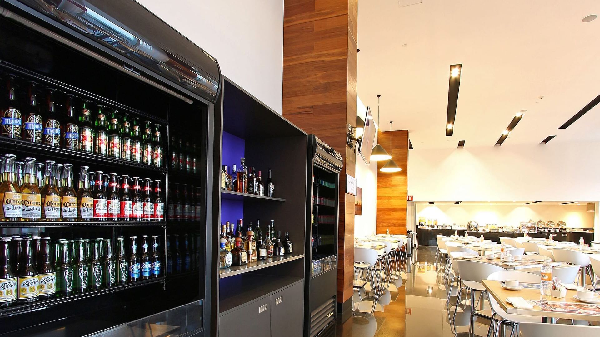 restaurant with bar at Fiesta Inn Mérida