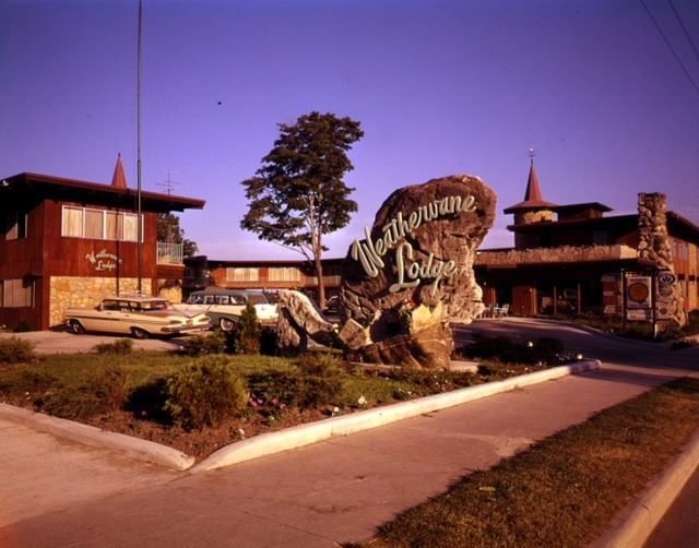 Exterior of Weathervane Lodge monument sign with parking area near The Earl