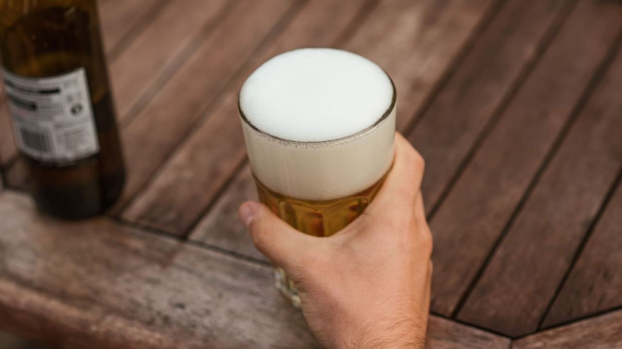 Man holding foamy beer
