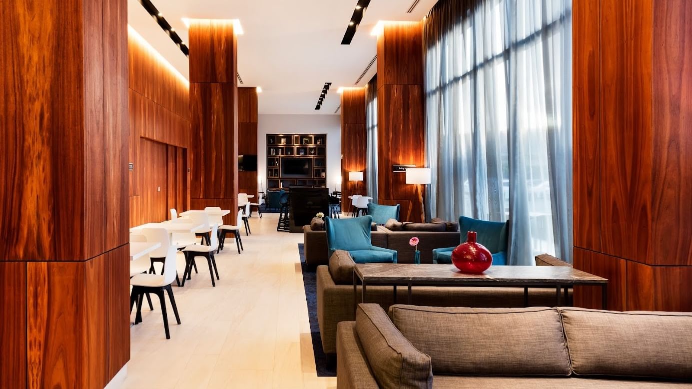 45 lobby tarde 1 at Fiesta Inn Express Cancún Cumbres with sofas by wood-paneled walls, hotels with free wifi in Cancun