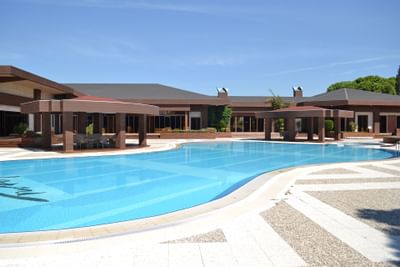 Titanic Golf Club pool close up view