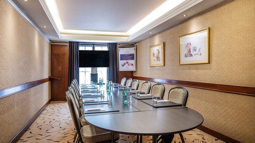 Salle de réunion avec table ronde et chaises au Warwick Grand-Place Brussels à Bruxelles.
