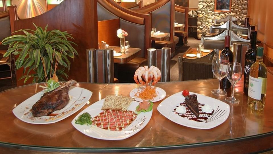 Dining table of E&E Stakeout Grill near Legacy Vacation Resorts