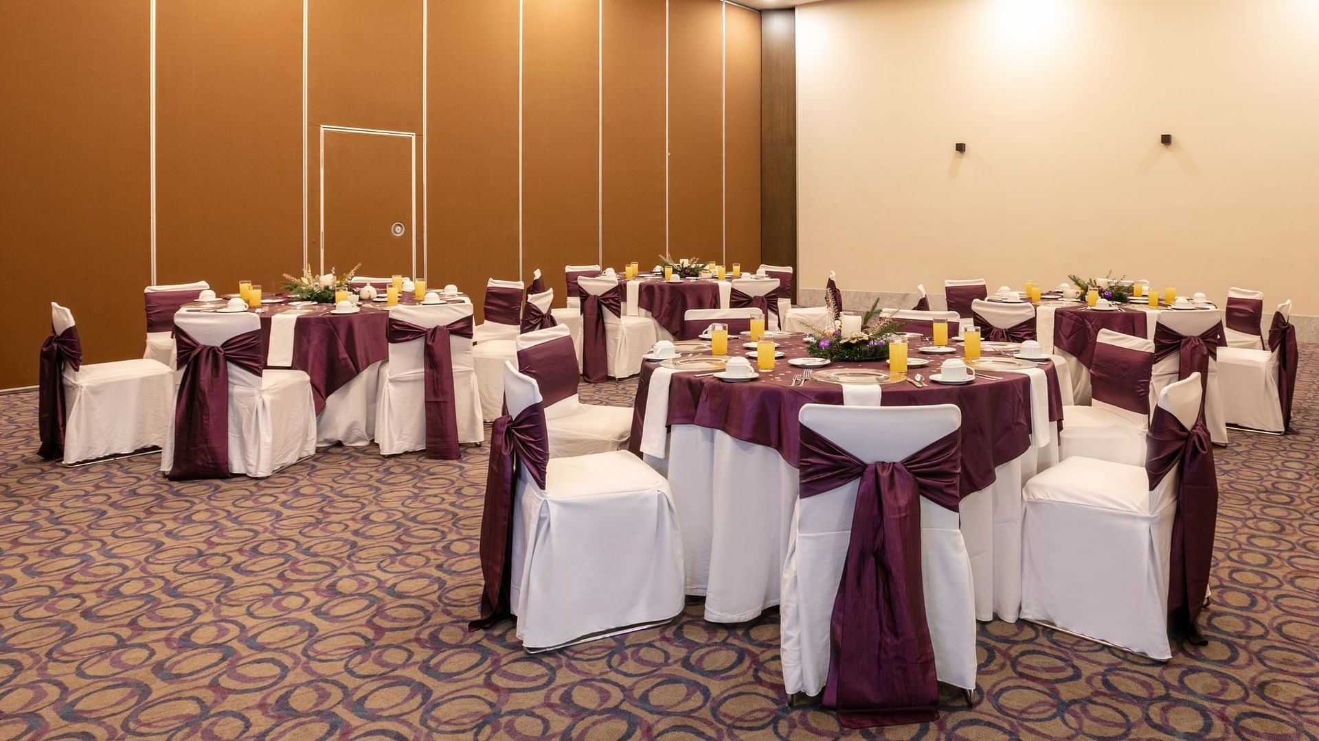 Salón de eventos Clemente Orozco en Camino Real Guadalajara, Zapopan con mesas decoradas y sillas.