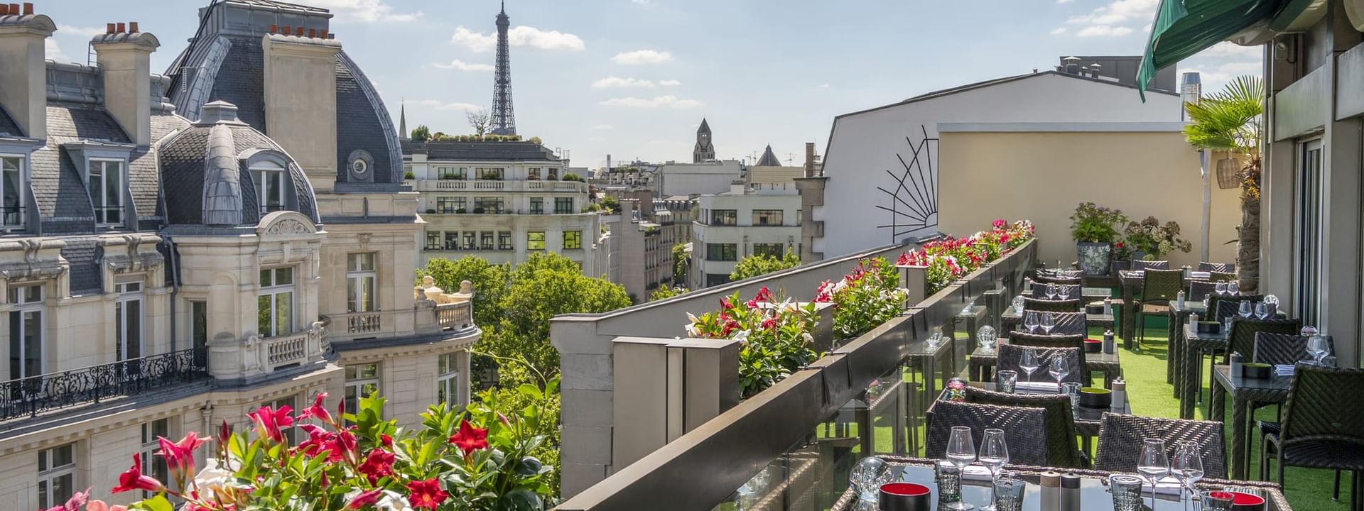 Terrasse Le W avec vue sur la ville et la Tour Eiffel au Warwick Champs-Élysées à Paris.