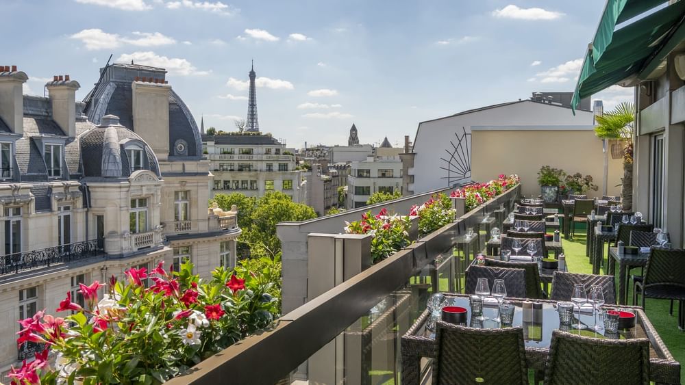 Terrasse Le W avec vue sur la ville et la Tour Eiffel au Warwick Champs-Élysées à Paris.