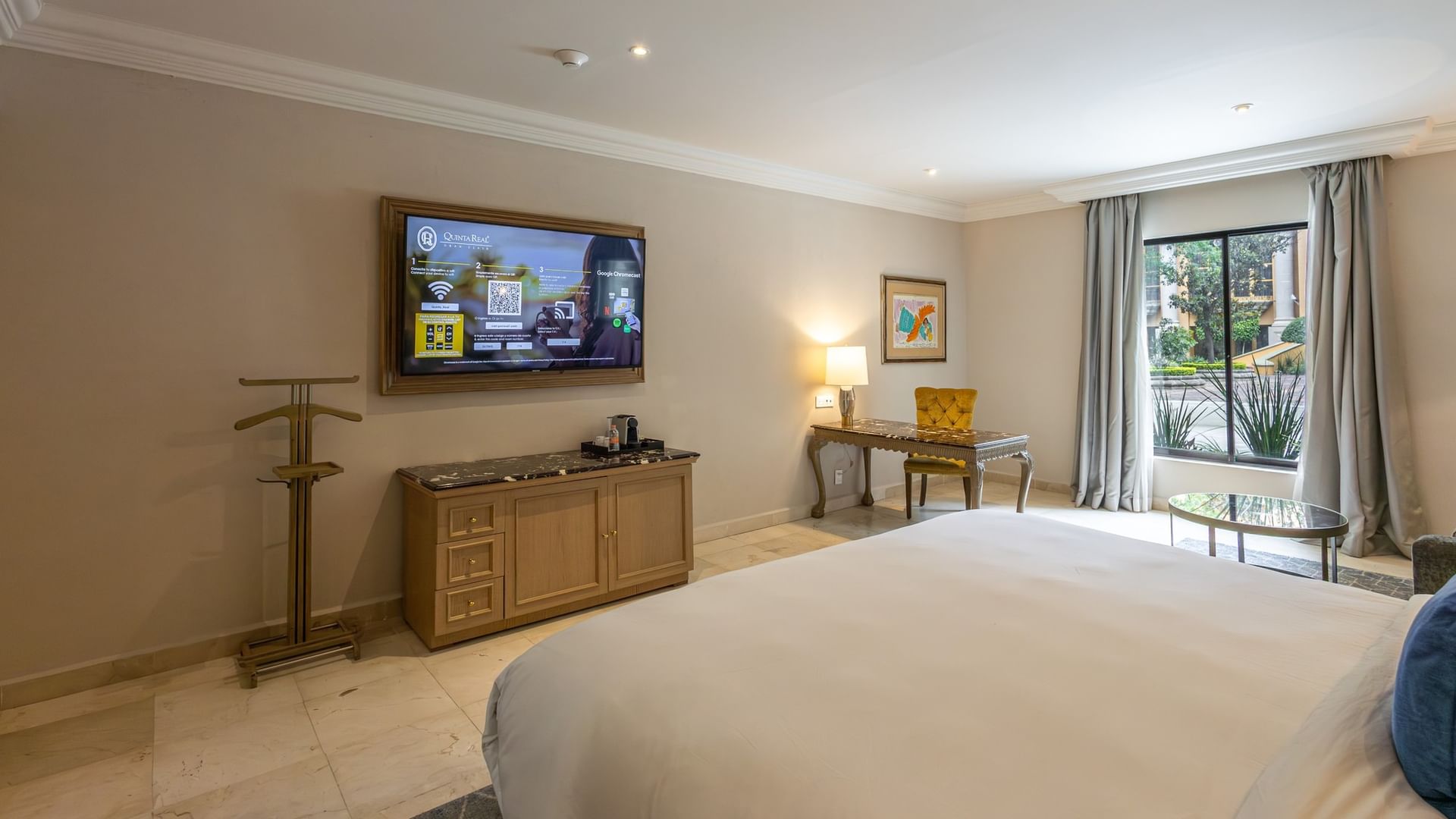 Suite Gran Clase Plus King con cama king, TV, escritorio y vista al jardín en Quinta Real Monterrey