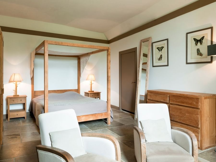 Bedroom arrangement in a room at Chateau de Perreux