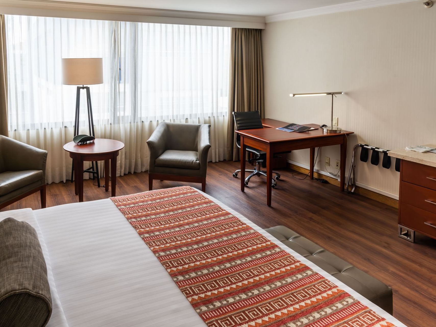 Habitacion Non Smoking King con sofa en Bogota Plaza Hotel
