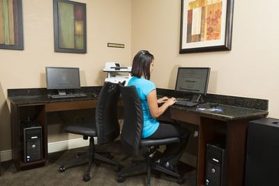 A lady working in the Business Centre at Rosen Inn Closest to Universal