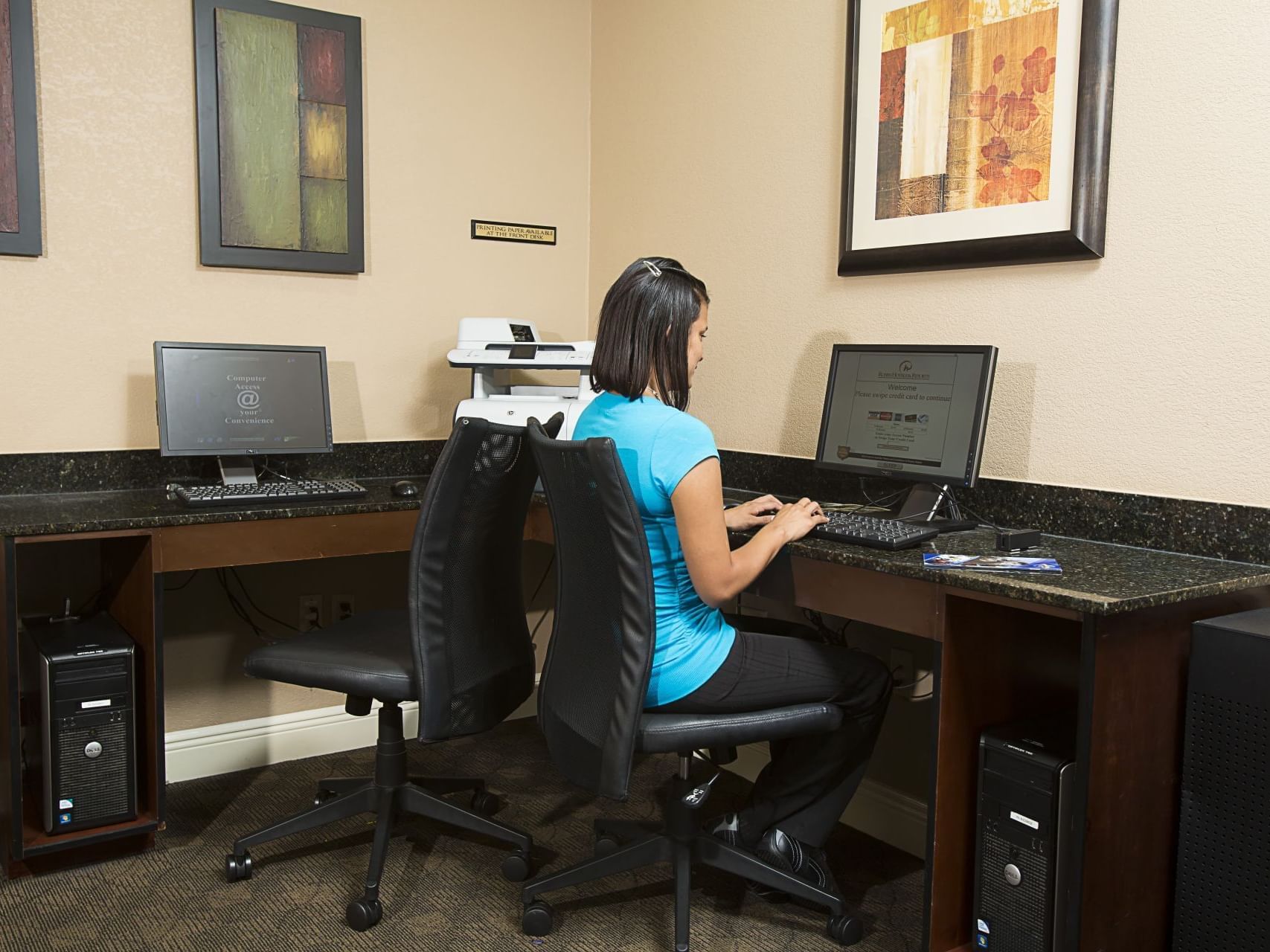 A lady working in the Bussiness Centre at Rosen Inn Universal