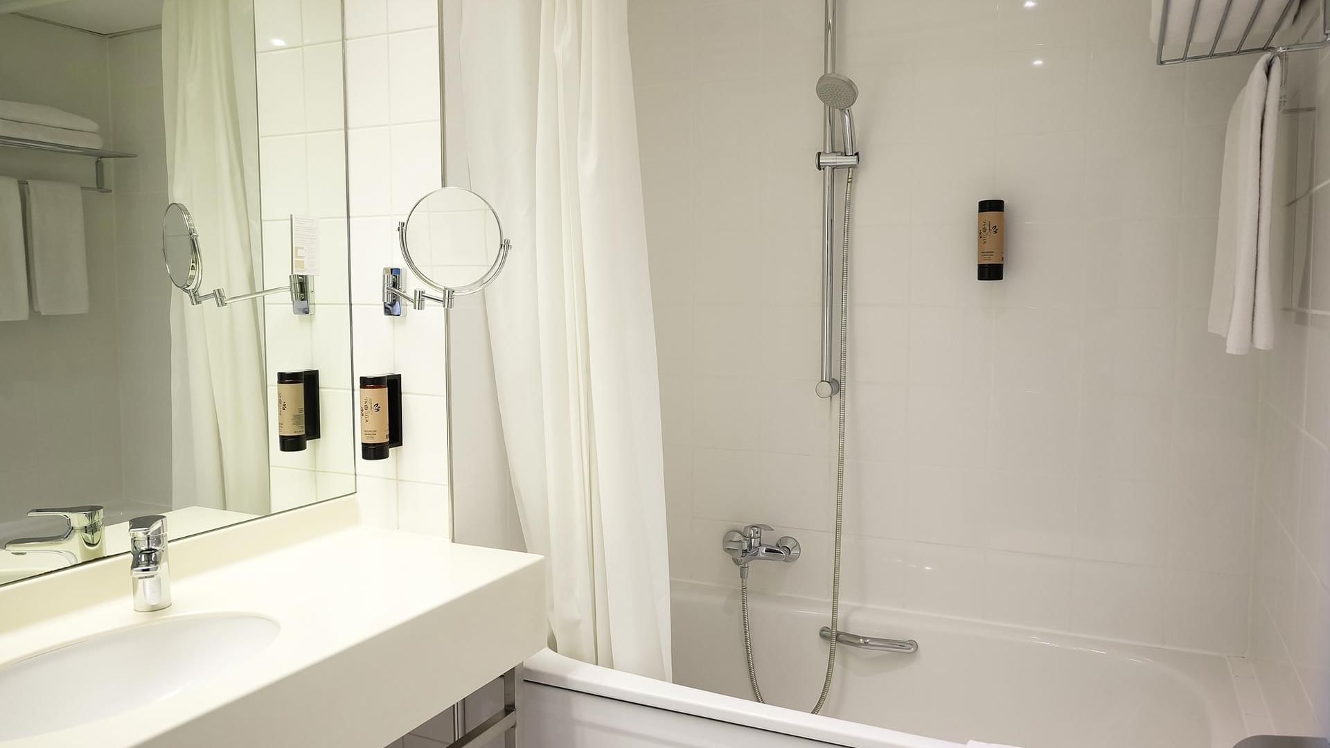 Family-Friendly Standard Triple Room's Bathroom with Bathtub at Sylter Hof Berlin