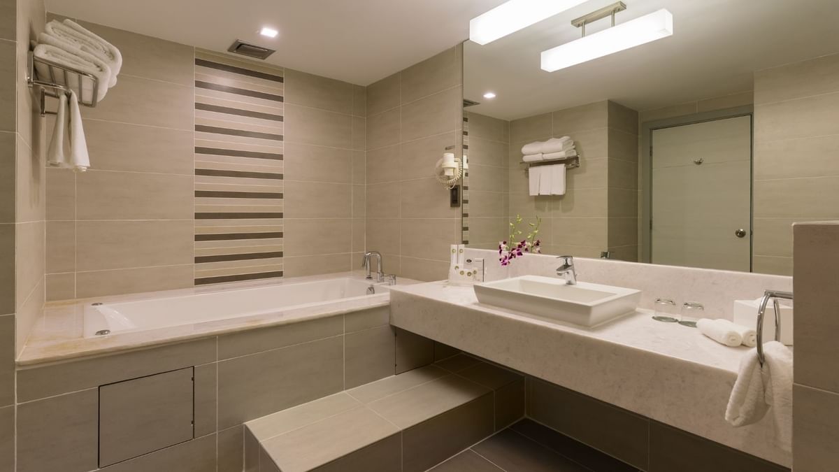 Premier Suite bathroom with bath tub and premier amenities
