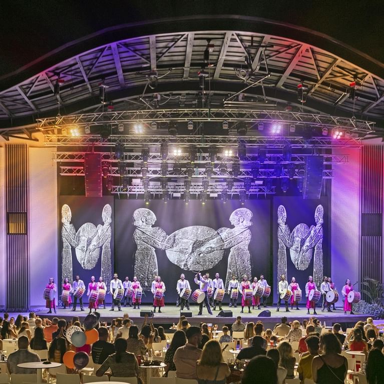 Группа выступает на сцене перед зрителями вечером в Cullinan Belek, Antalya.