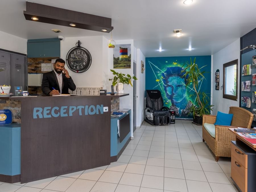 A receptionist at the reception desk in Hotel Innostar