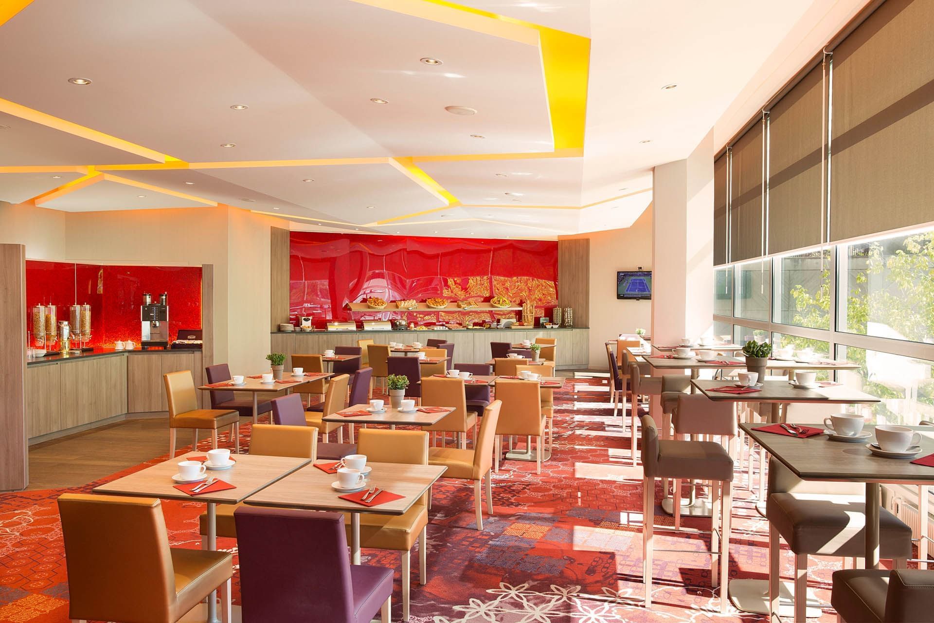 Salle à manger avec buffet installé à Oceania Clermont-Ferrand