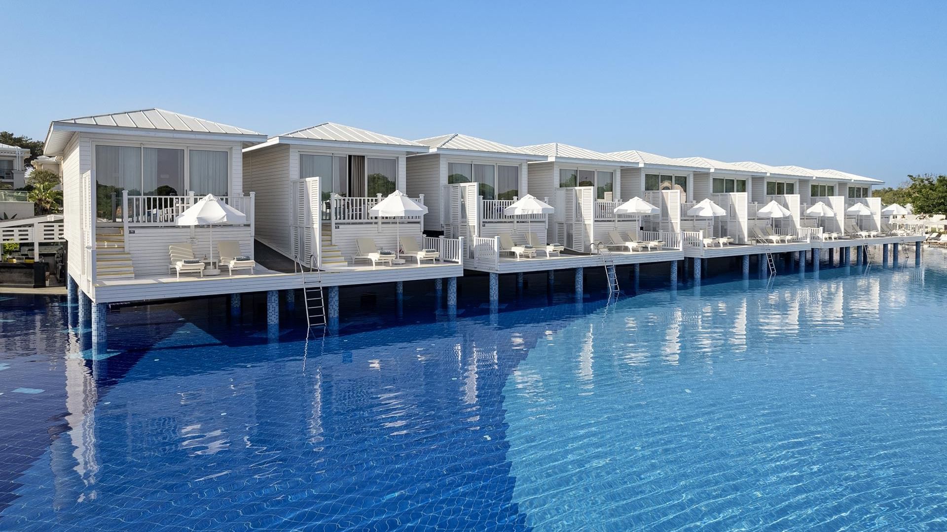 Maldive Houses у олимпийского бассейна в Titanic Deluxe Golf Belek — эксклюзивный отдых у воды.