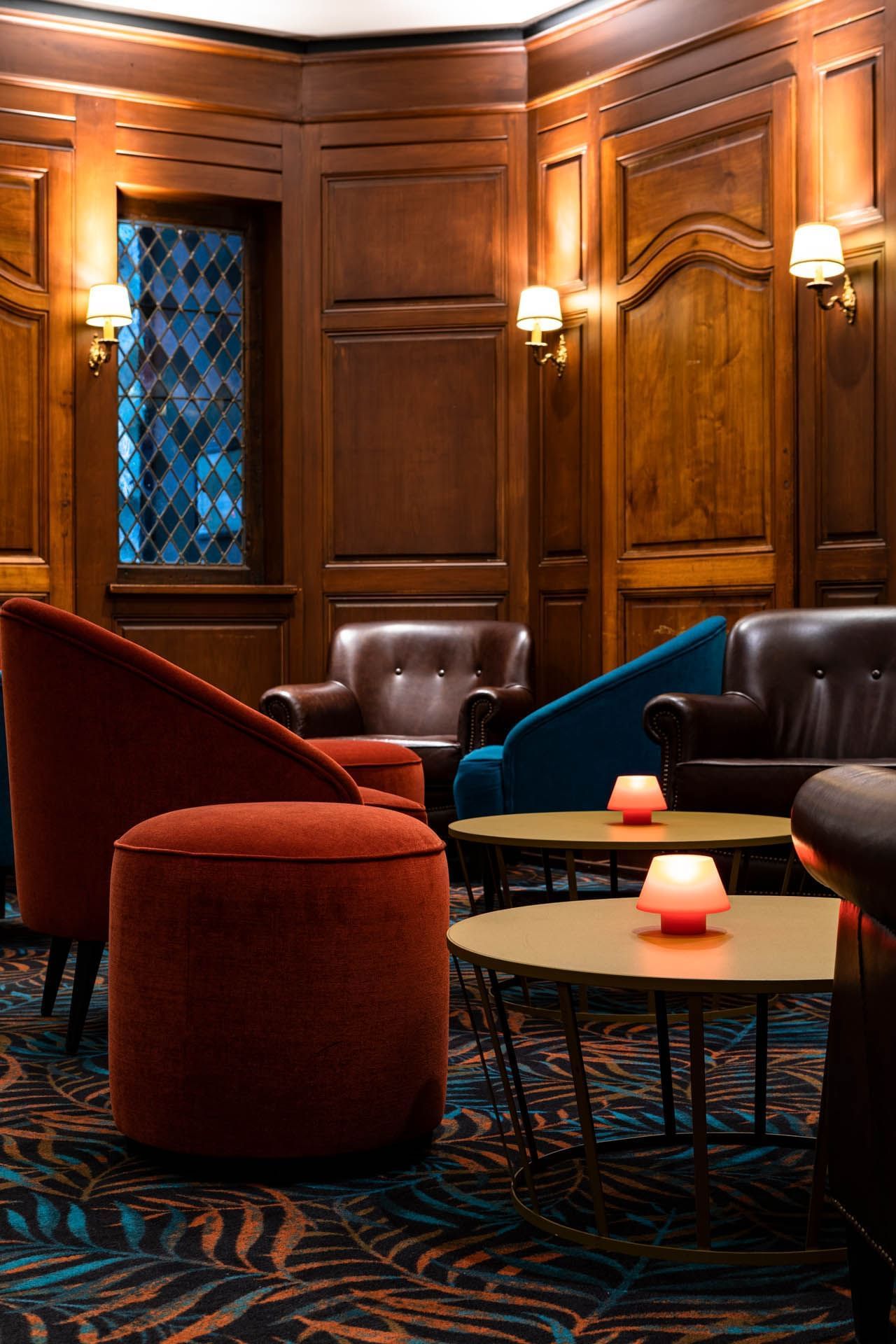 Chaises confortables dans un bar à Oceania L'Univers Tours