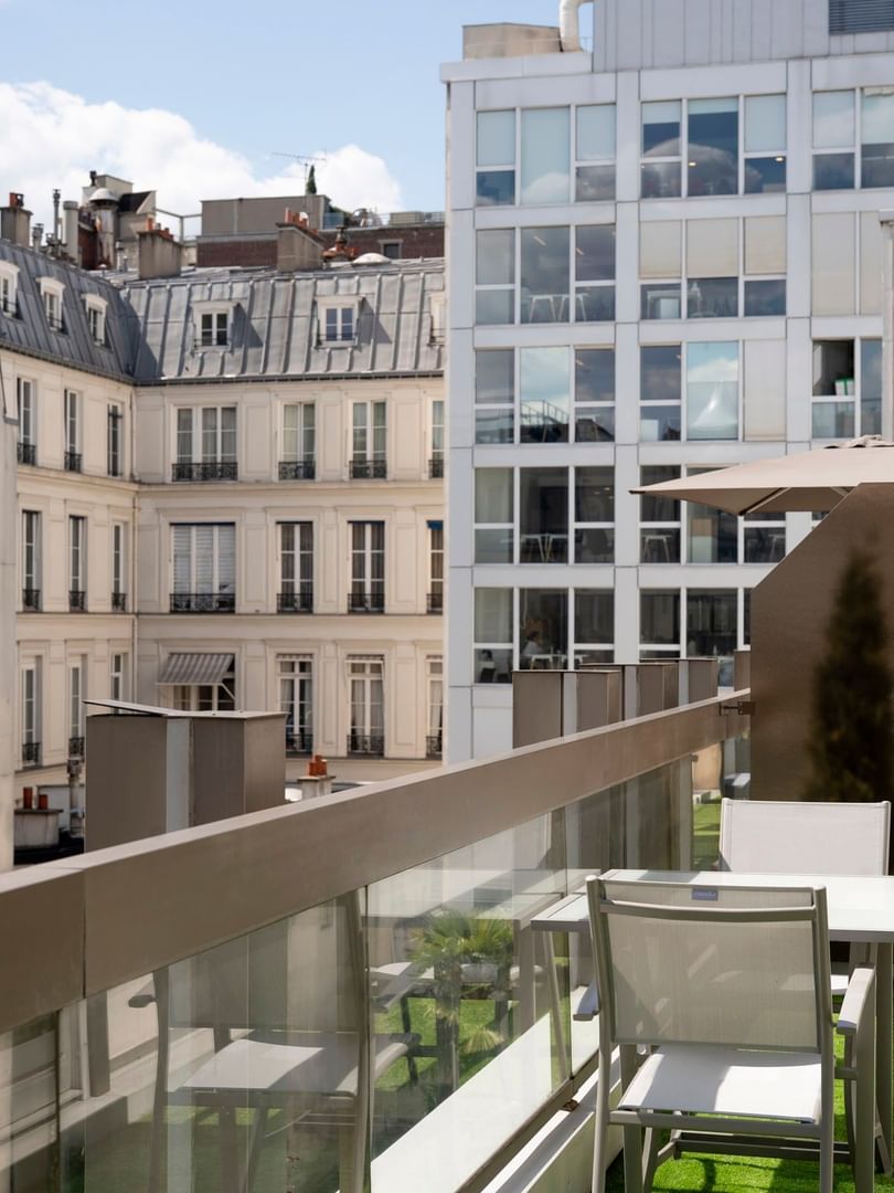 Chambre Deluxe avec terrasse à l'hôtel Warwick Champs-Élysées Paris, à Paris.