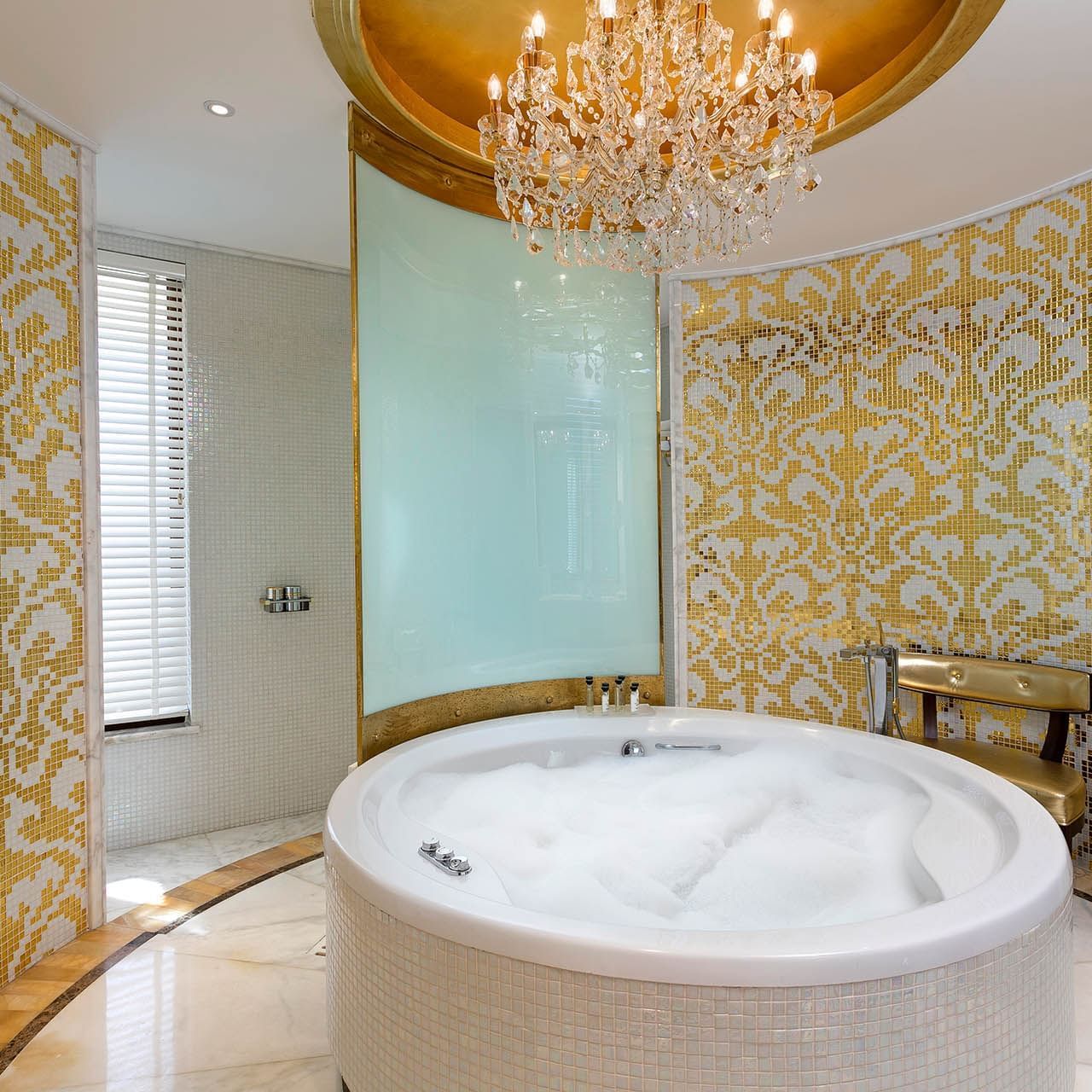 Закрытая зона с джакузи в президентском люксе отеля Titanic Mardan Palace