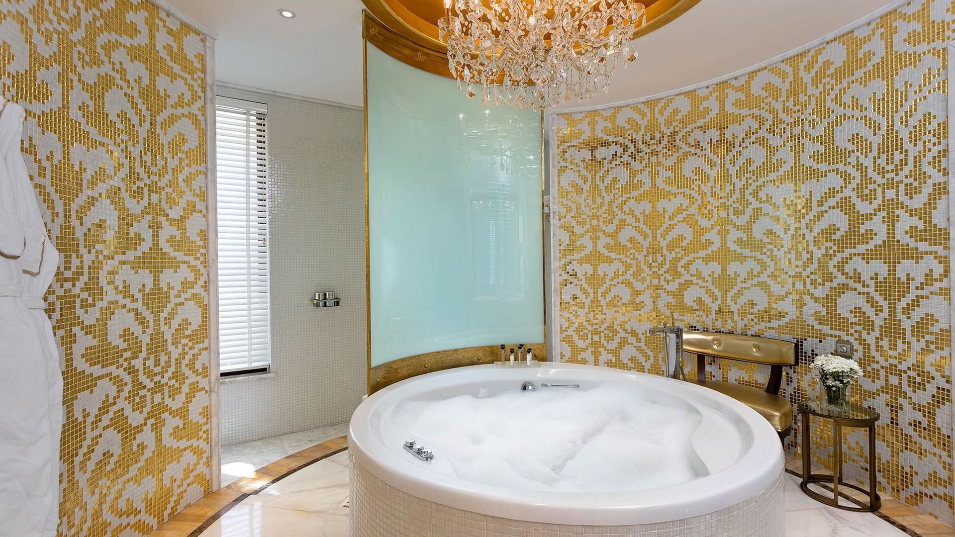 Закрытая зона с джакузи в президентском люксе отеля Titanic Mardan Palace