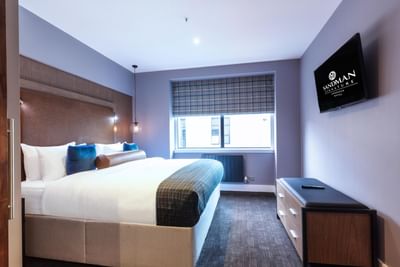 A room at the Sandman Signature Aberdeen Hotel with one super ki