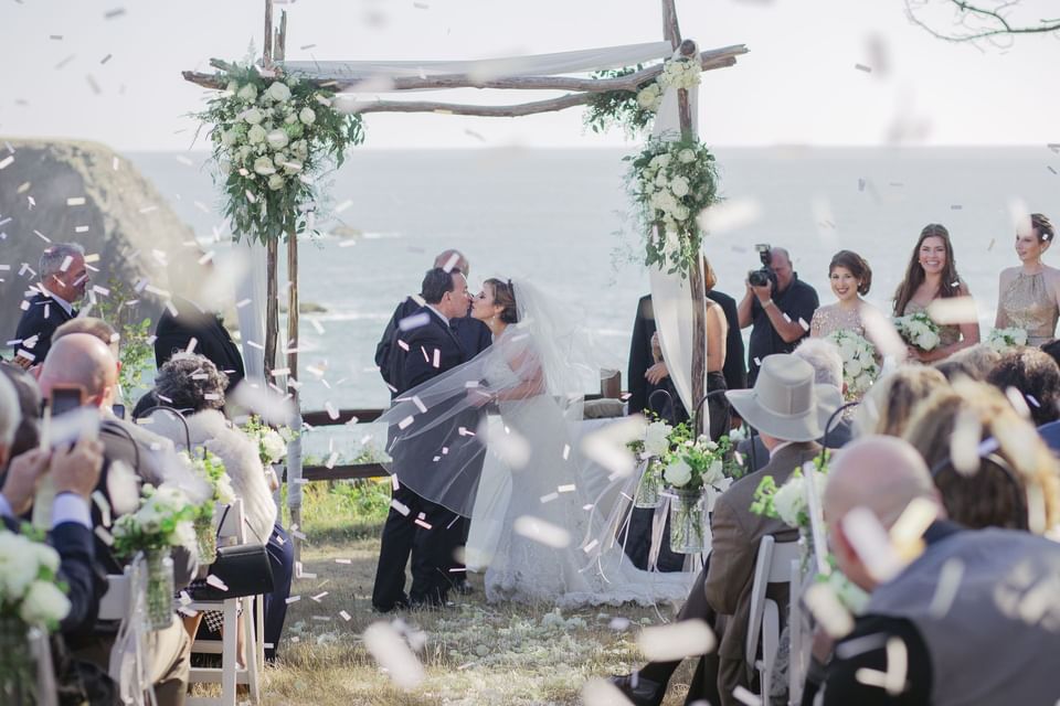 Newlywed couple kissing in the wedding at Heritage House Resort