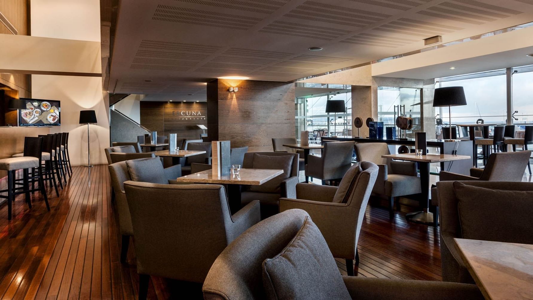 Arranged dining area with wooden floors in Palhabote Bar at Hotel Marina Atlântico