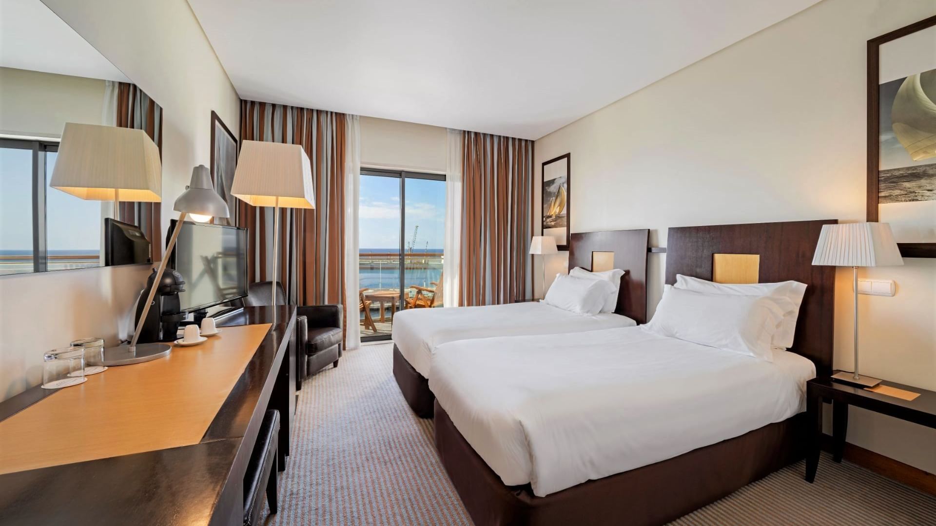 Beds in Executive Ocean View Twin Suite at Bensaude Hotels