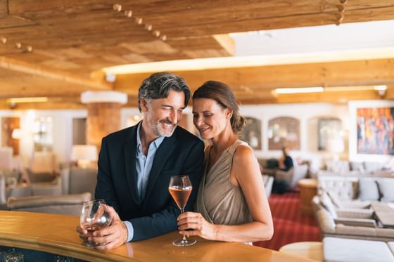 A happy couple having a drink in Liebes Rot's bar