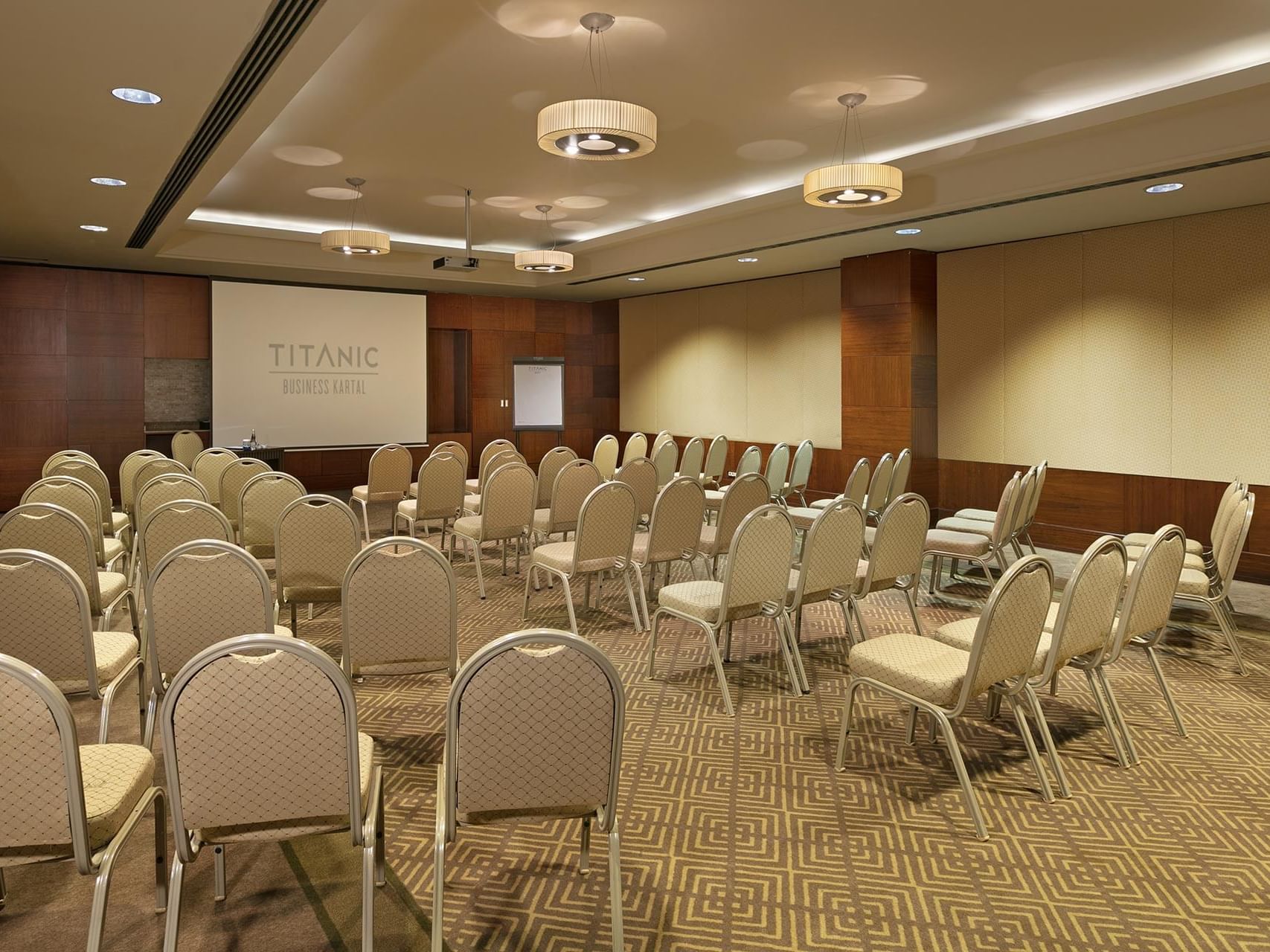  Titanic Business Kartal’daki Porto toplantı salonunda, sınıf düzeninde sandalyelerle hazırlanmış toplantı odası.