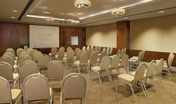 Titanic Business Kartal'daki Porto 1 toplantı salonunda dijital ekranlı oturma düzeni.
