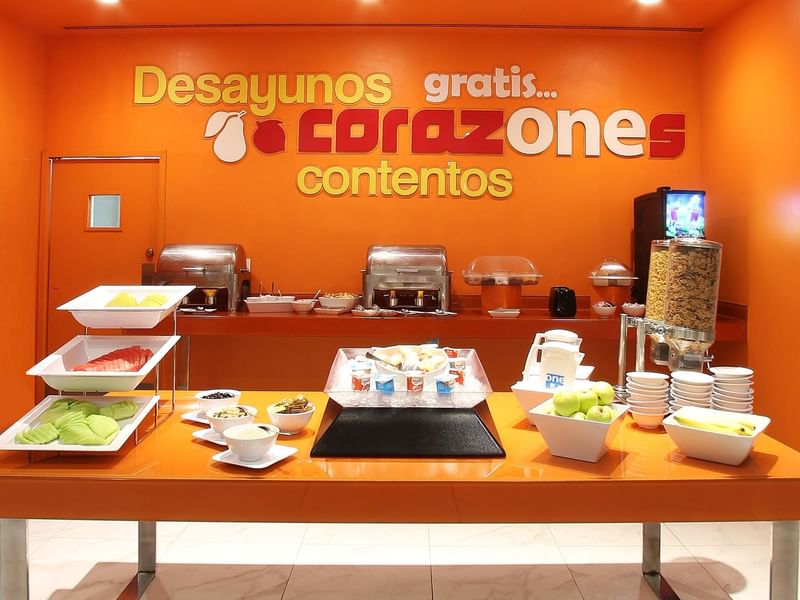 Primer plano de un desayuno buffet en One Hotels