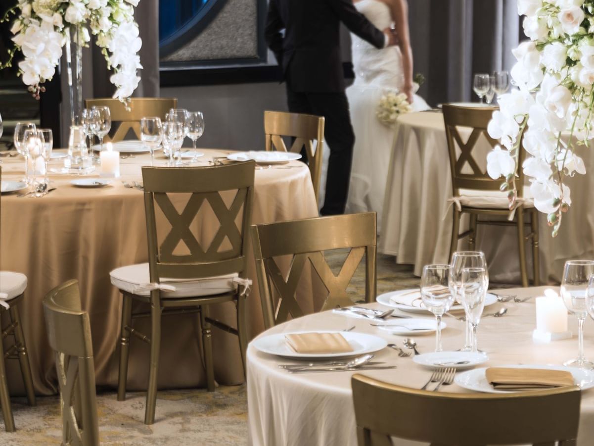 Banquet table arrangement in an event room at Marquis Reforma