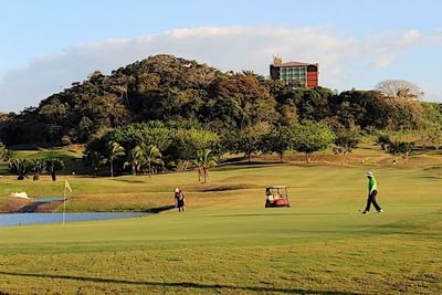 Campo de golf y hotel.