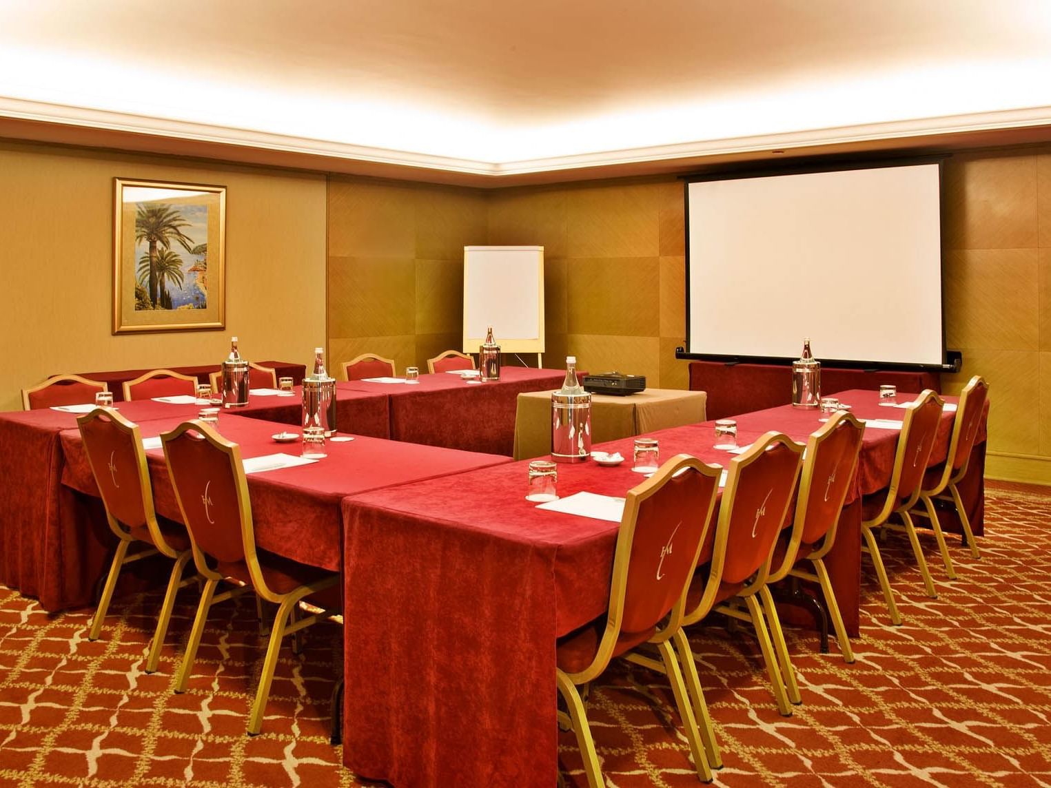 Room with table arranged in cube shape at Hotel Cascais Miragem
