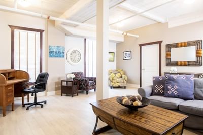 Living area with workspace in Apartment 406 with furniture at Retro Suites Hotel