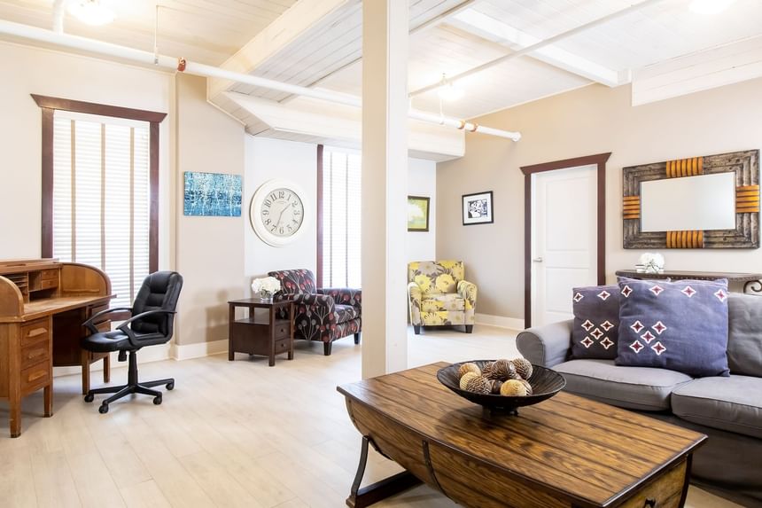 Living area with workspace in Apartment 406 with furniture at Retro Suites Hotel