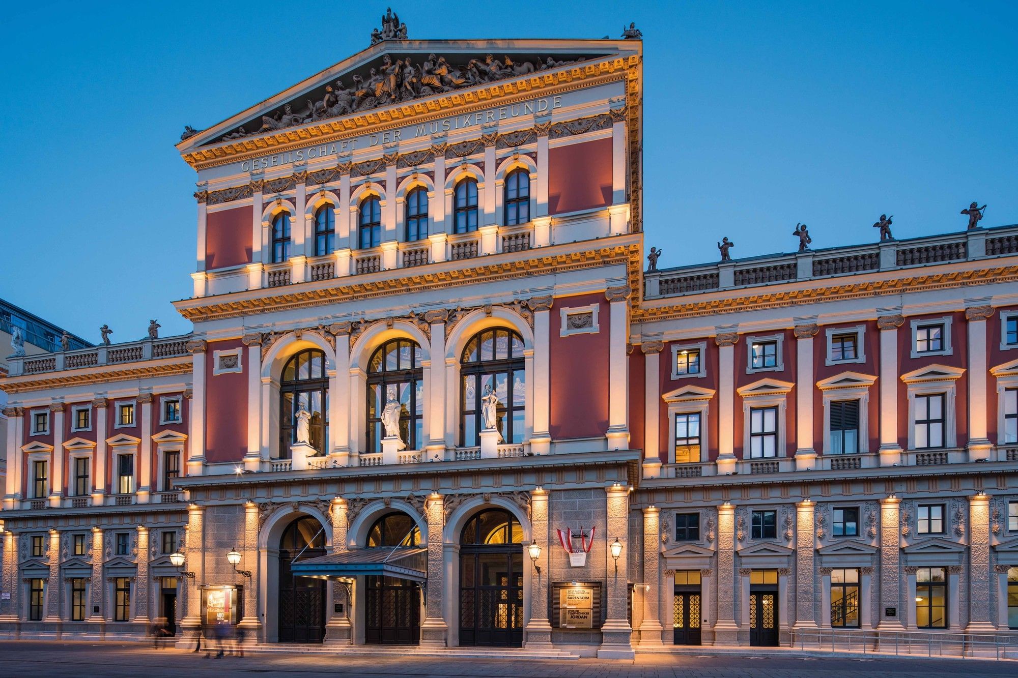 Wiener Musikverein bei Abendstimmung mit beleuchteter Fassade und klassischer Architektur