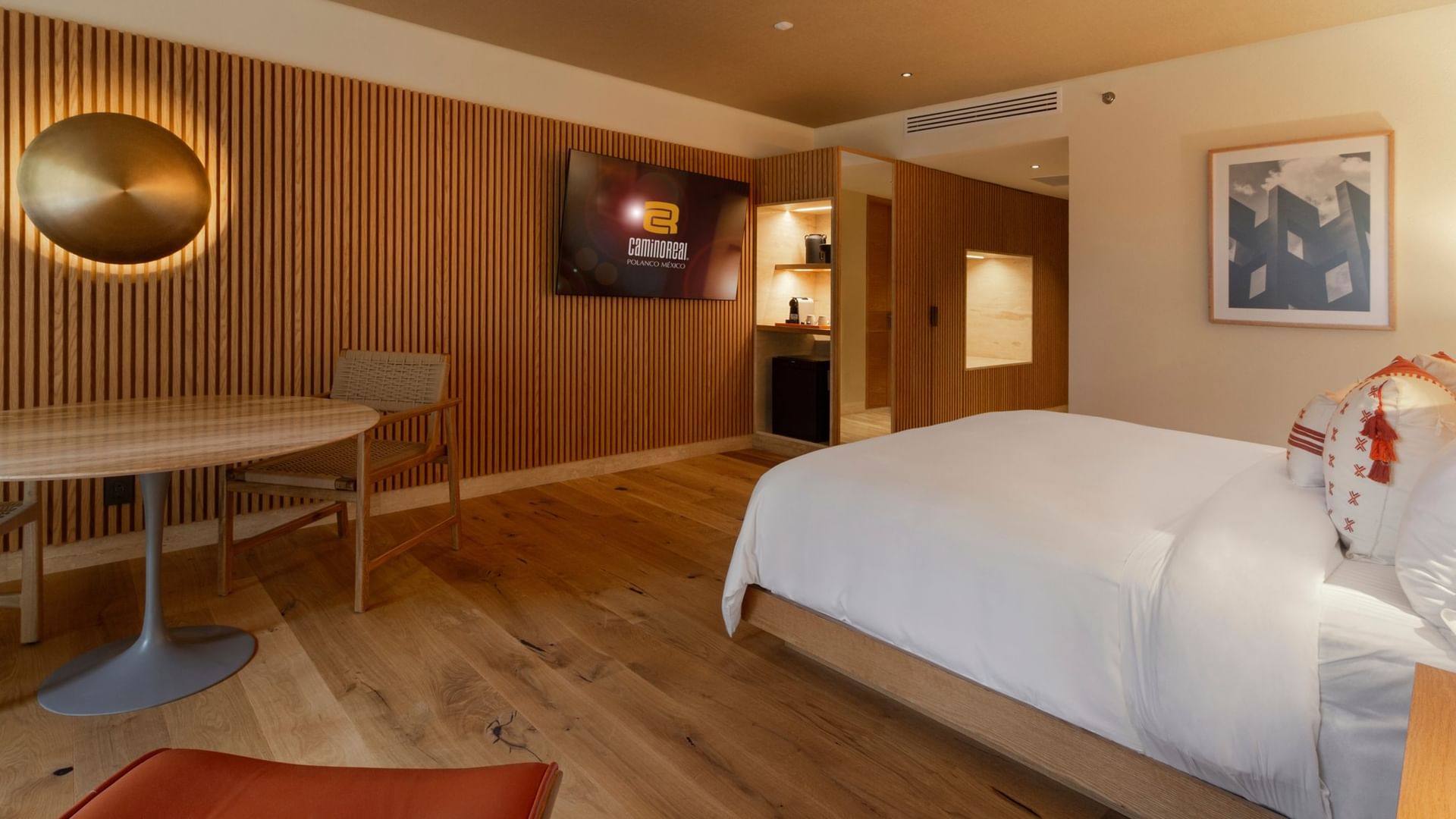 Habitación Camino Real Club Superior King con cama grande y mesa en Camino Real Polanco México, Ciudad de México.