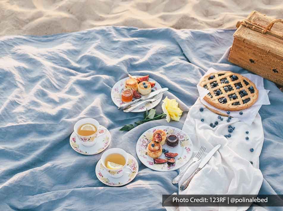 picnic on the beach with tea and pastries - Grand Lexis PD