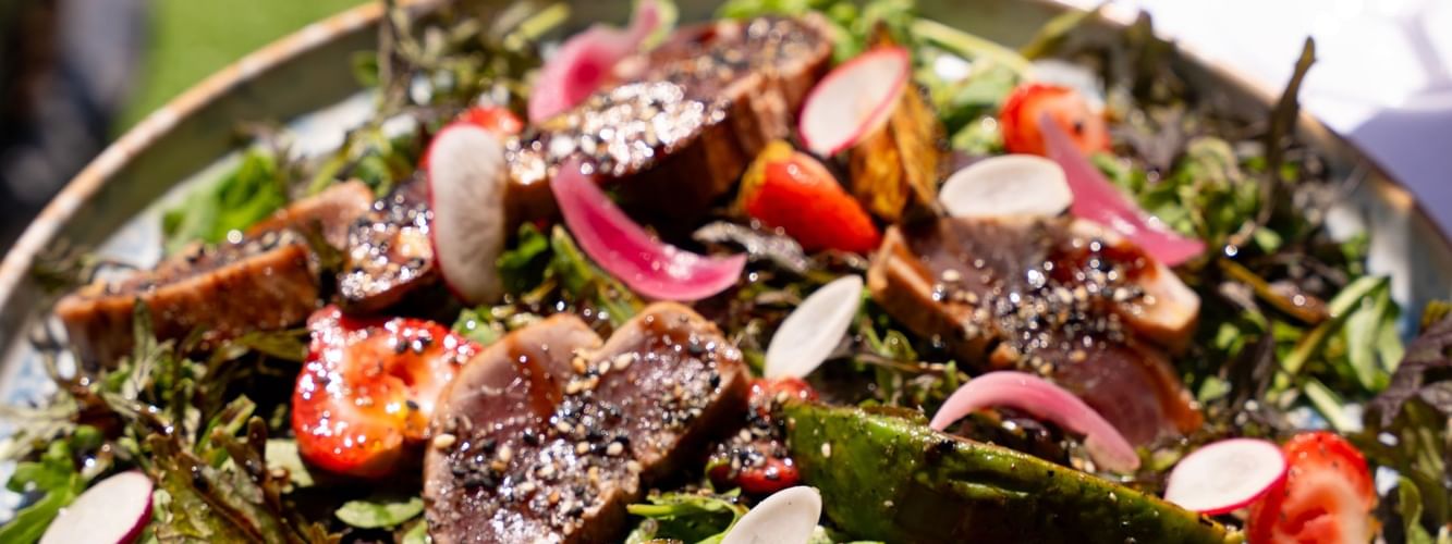 Salade composée de thon mi-cuit, légumes grillés et radis à la Terrasse Le W du Warwick Paris Champs-Elysées