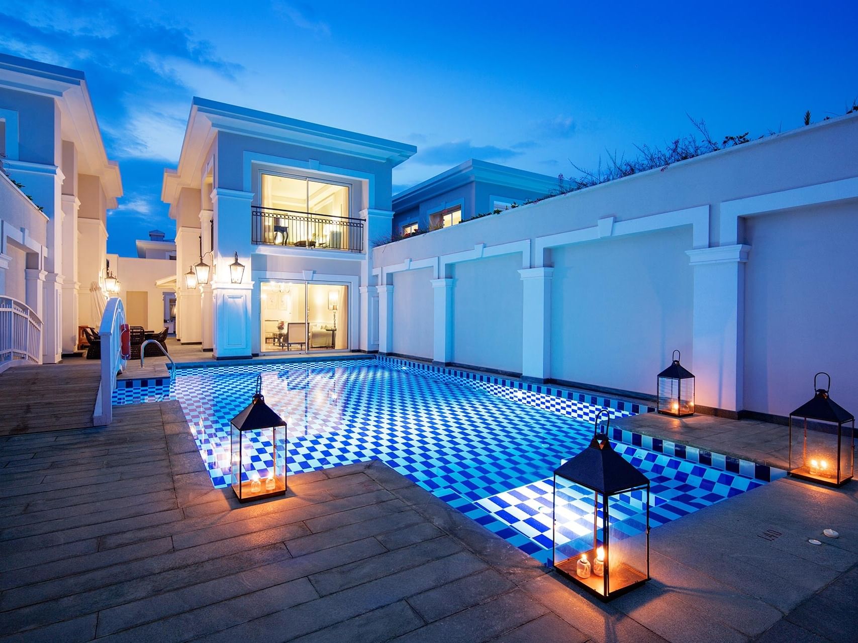 Gece aydınlatması altındaki Lagoon Duplex Suite with Private Pool havuzu, Titanic Deluxe Golf Belek, Antalya.