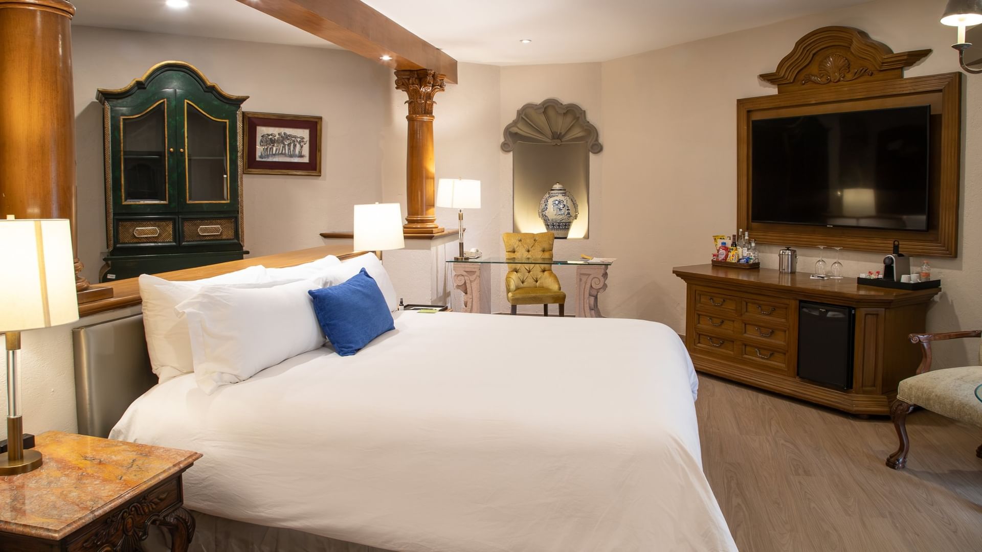Suite Gran Clase King con cama king, muebles de madera tallada y decoración colonial en Quinta Real Guadalajara