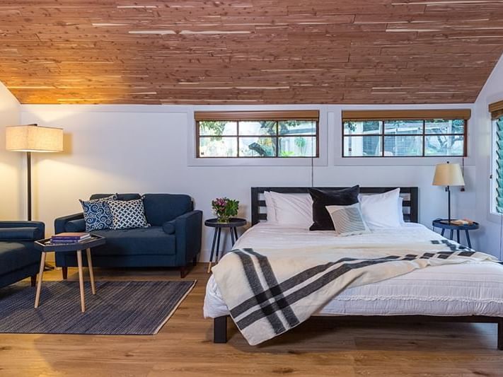 Pine Cottage bedroom with a king bed at Heritage House Resort