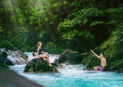 pareja nadando exclusivamente en rio celeste